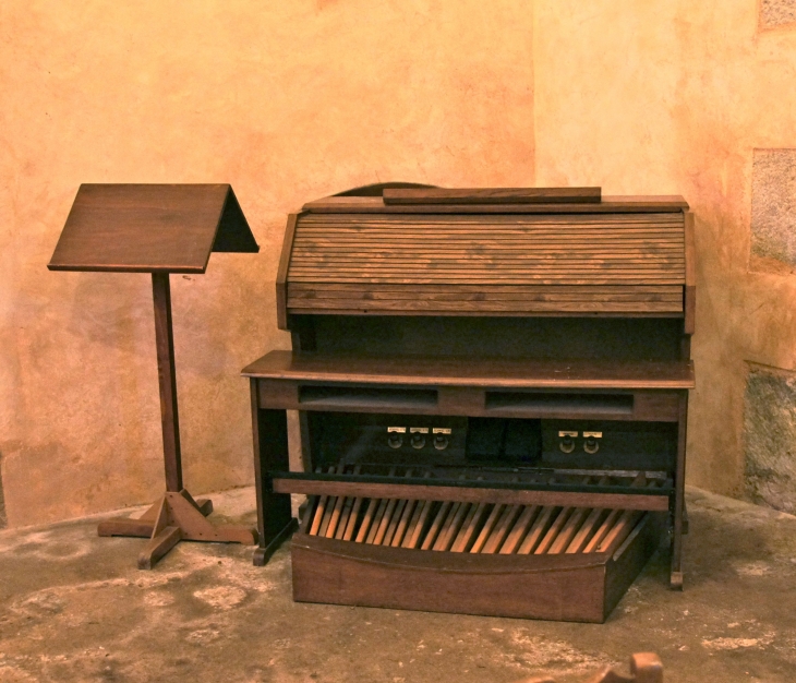 Eglise Saint Sulpice : l'harmonium. - Dournazac