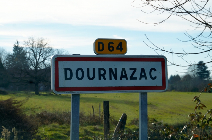 Autrefois : origine ancienne attestée par la découverte de vestiges néolithiques. Le château de Montbrun fut pillé et saccagé à la Révolution, restauré en 1871 et incendié en 1917. - Dournazac