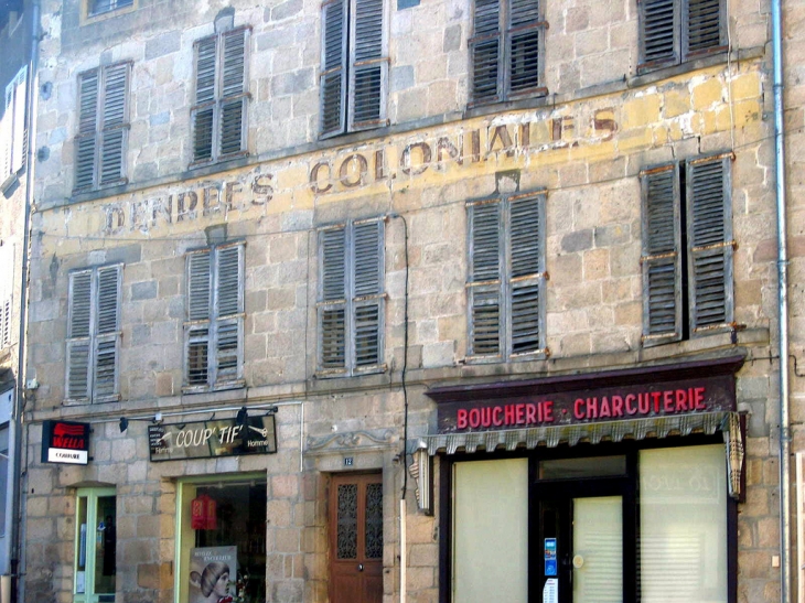 Dans Eymoutiers, un magasin d'antan