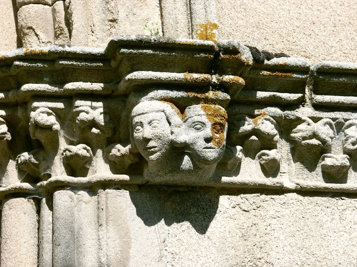 Frise-chapiteau-sculpte-du-portail-collegiale-saint-etienne - Eymoutiers