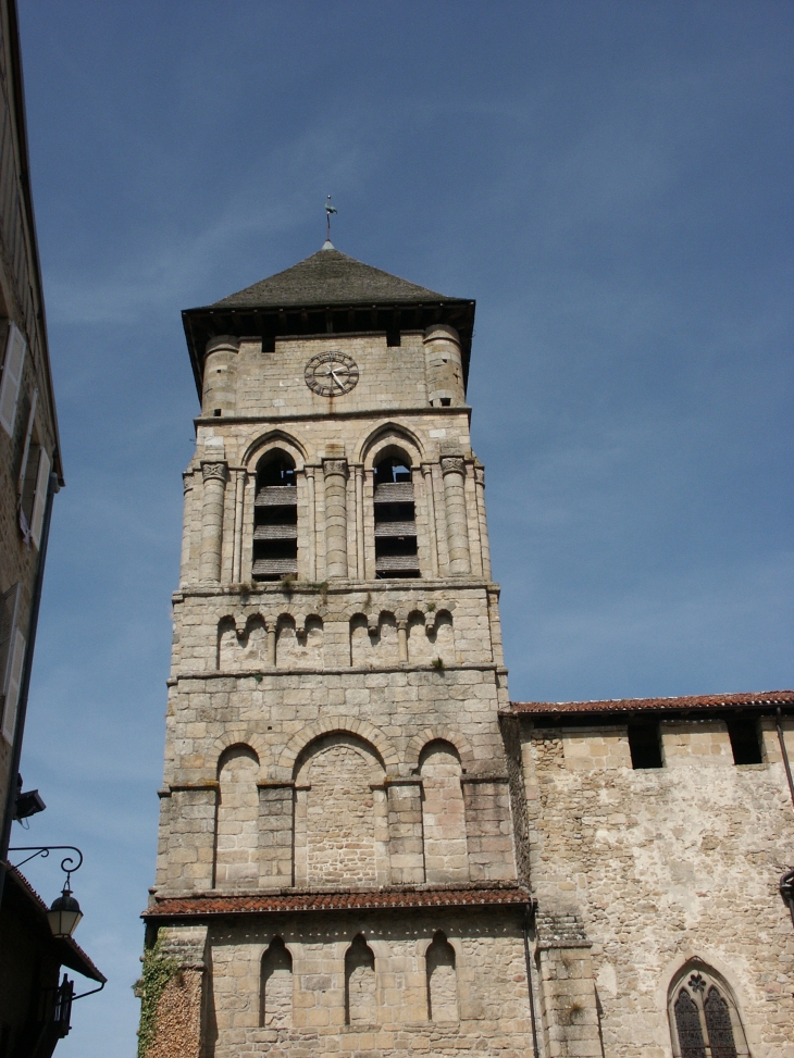 Le clocher-tour fin XI e siècle, modifié au XVIe siècle. Collégiale Saint Etienne. - Eymoutiers