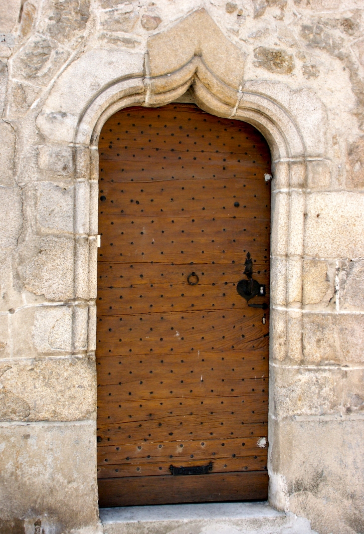 Joli encadrement de porte en granit. - Eymoutiers