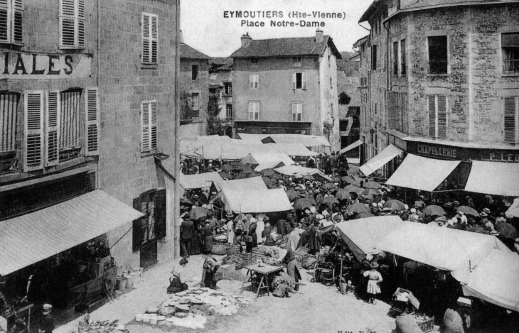 Place Notre-Dame, vers 1910 (carte postale ancienne). - Eymoutiers