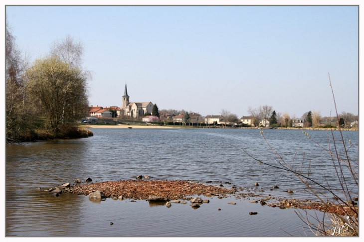 Le village vu du lac - Flavignac