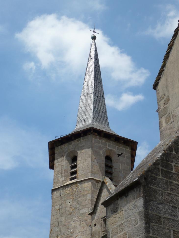 Clocher de l'église de l'Assomption de la Sainte-Vierge origine XIIe et XVe siècles. - Flavignac