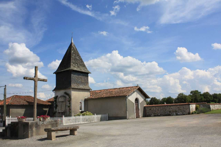 Eglise et monument aux morts - Gajoubert