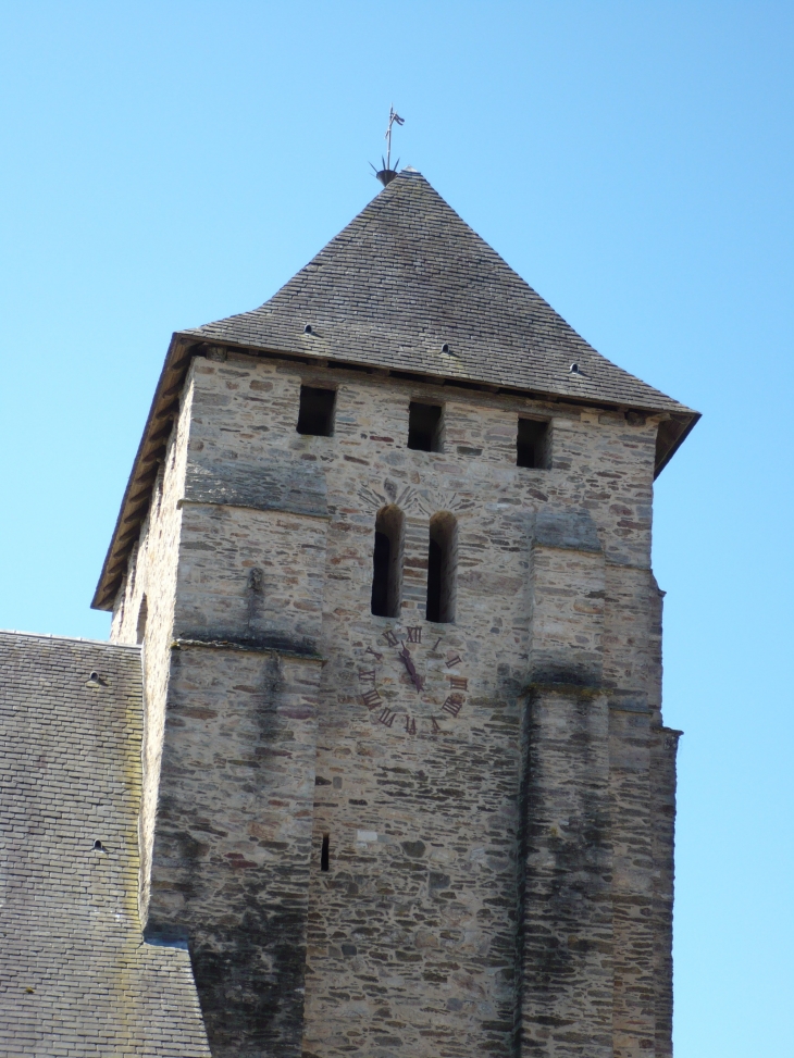 Clocher-porche du XVIIe siècle de l'église dont les parties les plus anciennes remontent aux XIIe et XIIIe siècles. - Glandon