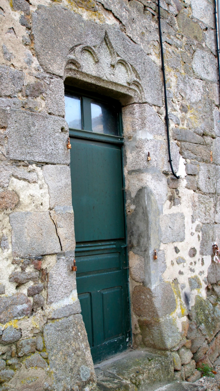 Dans le village, linteau en granit sculpté. - La Chapelle-Montbrandeix