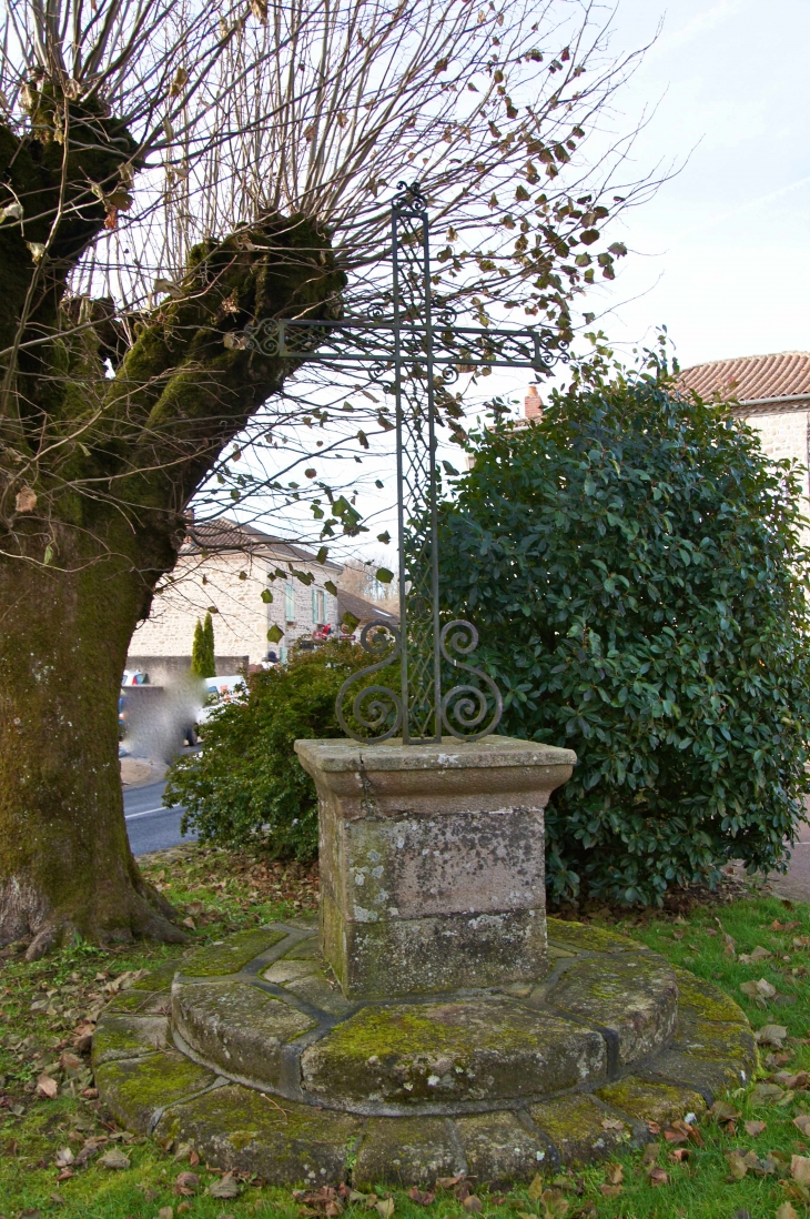 Croix de mission devant l'église Saint Laurent. - La Chapelle-Montbrandeix