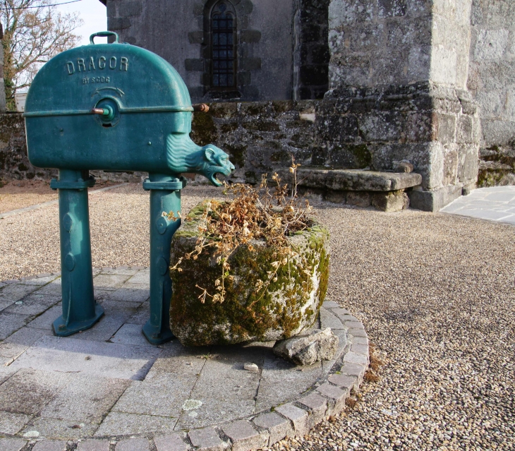 Pompe mécanique à bras - La Chapelle-Montbrandeix