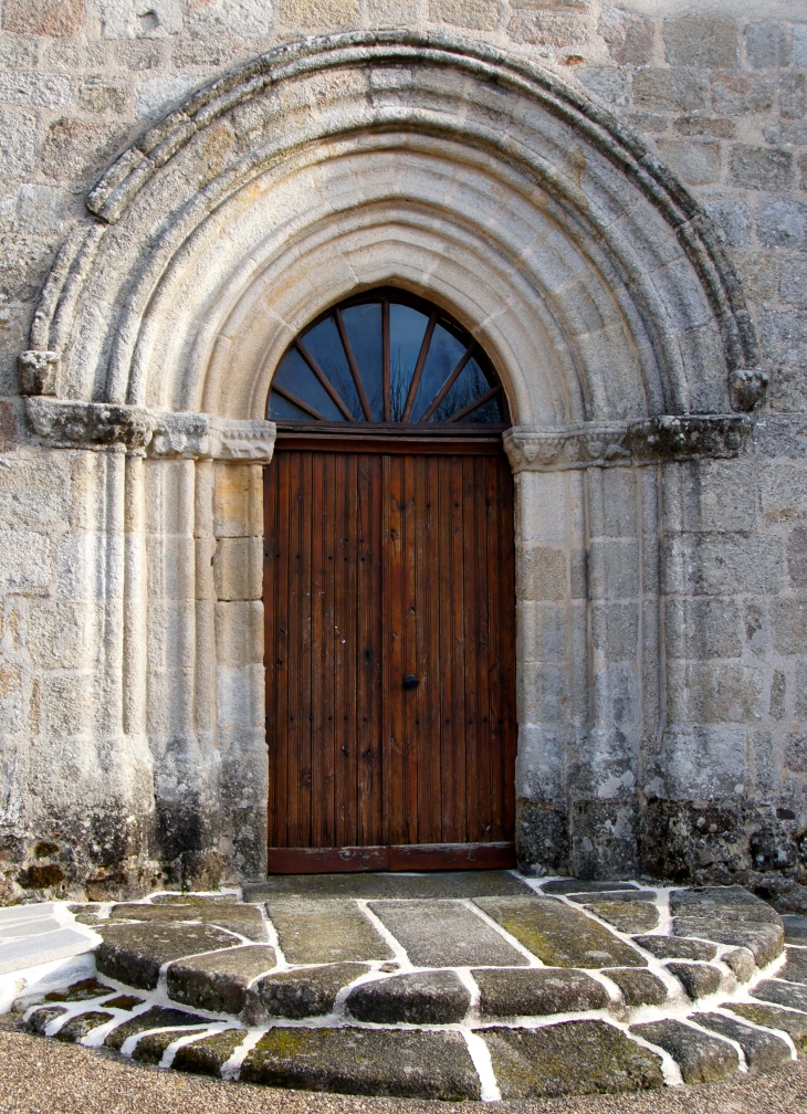 Le portail de l'église Saint Laurent. - La Chapelle-Montbrandeix