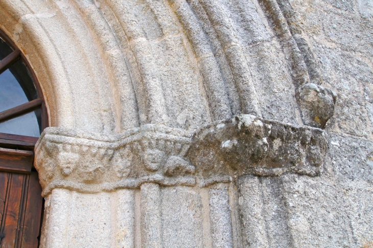 Chapiteaux du portail de l'église Saint Laurent. - La Chapelle-Montbrandeix