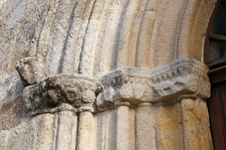 Chapiteaux du portail de l'église Saint Laurent. - La Chapelle-Montbrandeix