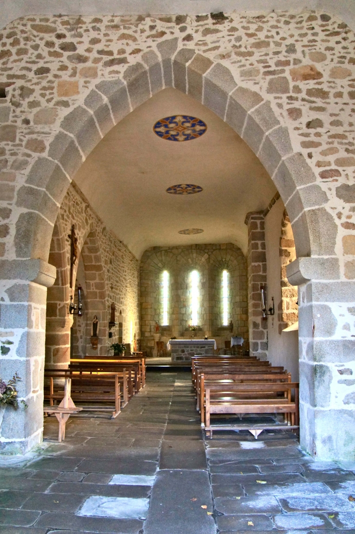 Eglise Saint Laurent : la nef vers le choeur depuis le portail. - La Chapelle-Montbrandeix