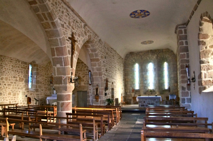 Eglise Saint Laurent : la nef et le collatéral gauche. - La Chapelle-Montbrandeix