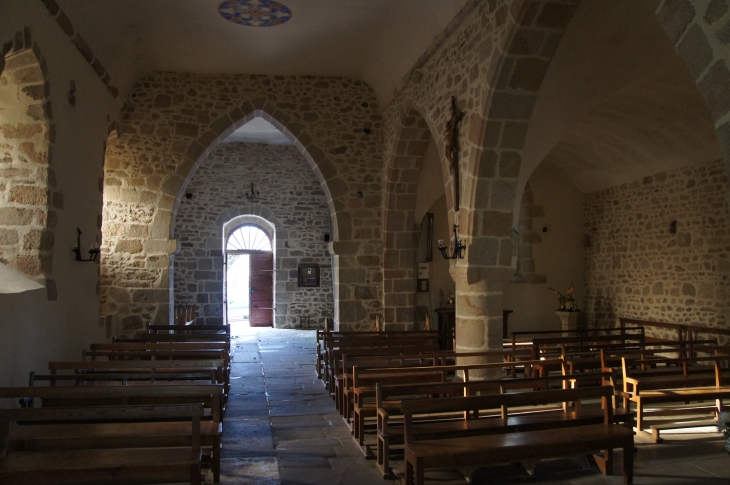 Eglise Saint Laurent : la nef vers le portail. - La Chapelle-Montbrandeix