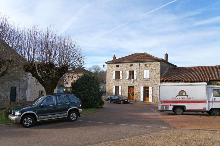 Place de l'église. - La Chapelle-Montbrandeix