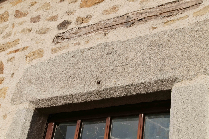 Linteau de granit sculpté. - La Chapelle-Montbrandeix