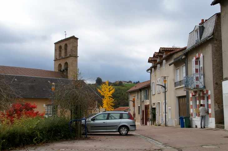 La Place près de l'église. - Le Vigen