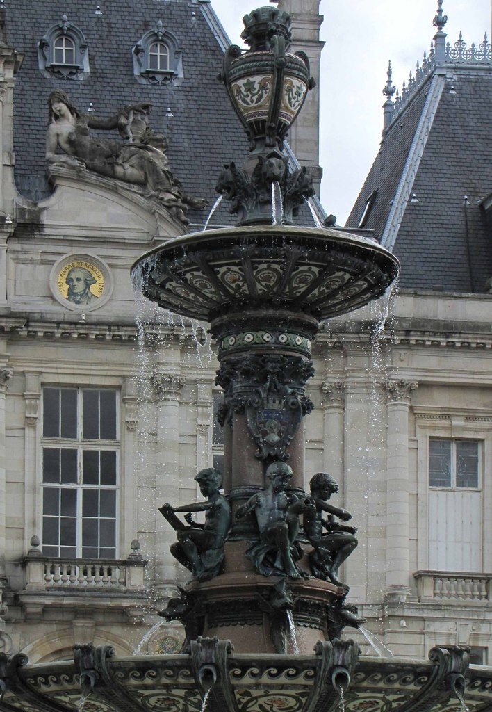 Bassin de la mairie décoré de céramiques - Limoges