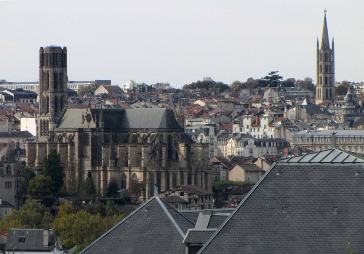 Vue sur la cathédrale et le clocher de Saint-Michel - Limoges