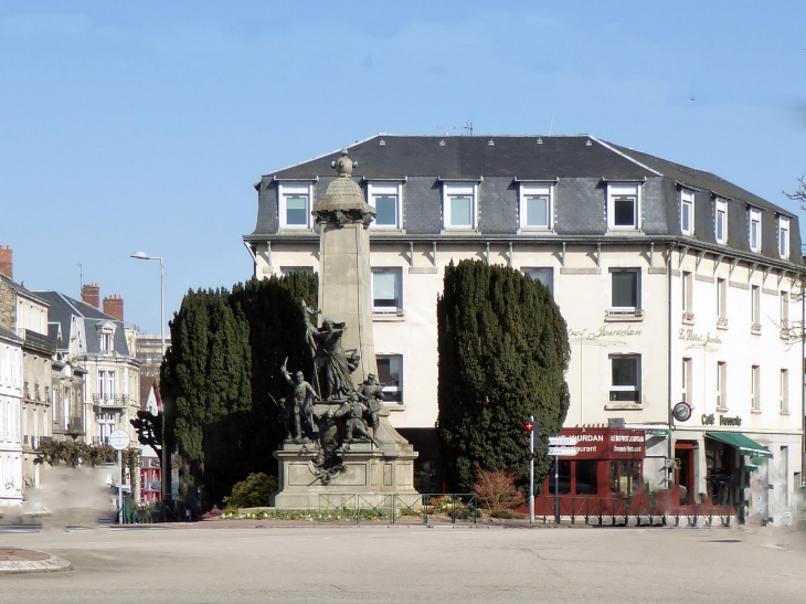 Place Jourdan : le monument aux morts de 1870 - Limoges