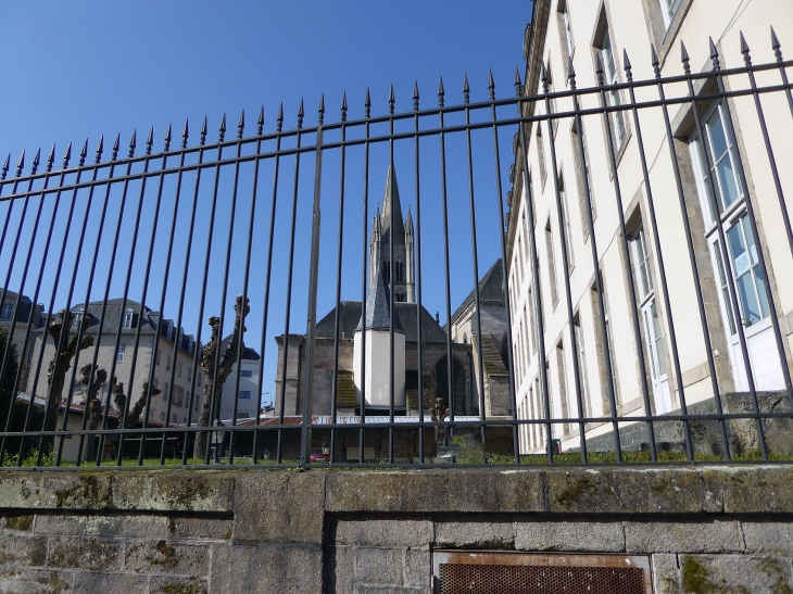 Derrière l'église Saint Oierre - Limoges