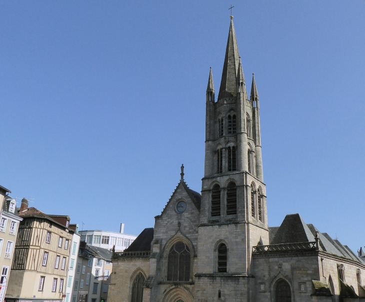 Devant l'église Saint Pierre - Limoges