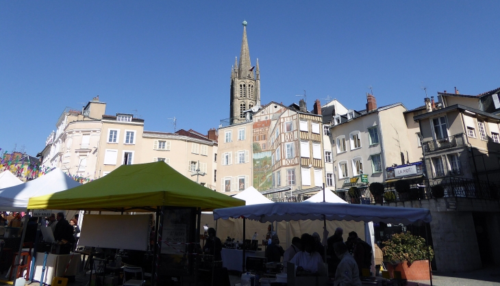 L'église Saint Micehl vue de la place des halles - Limoges