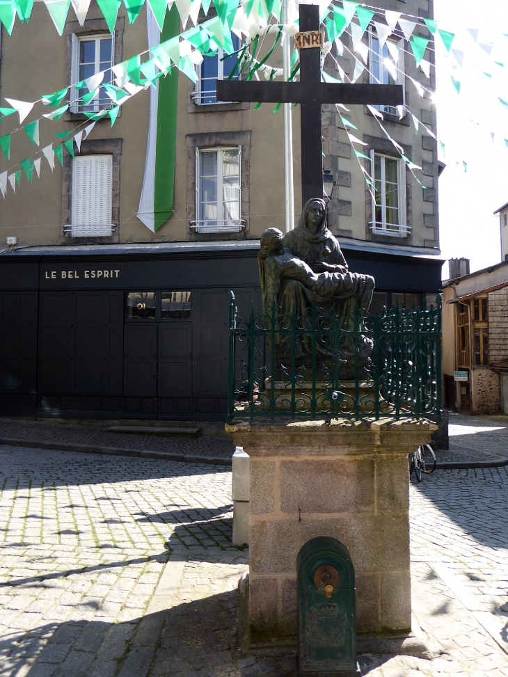 Place de la Barreyrrette : la fontaine - Limoges