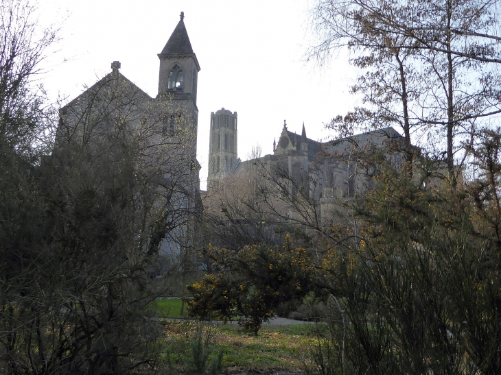 Vue sur la cathédrale et la chapelle de la Règle - Limoges