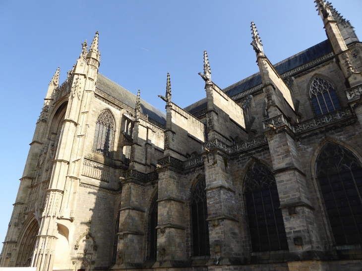 Cathédrale Saint Etienne :vue de côté - Limoges