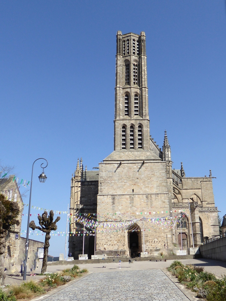 Devant la cathédrale Saint Etienne - Limoges