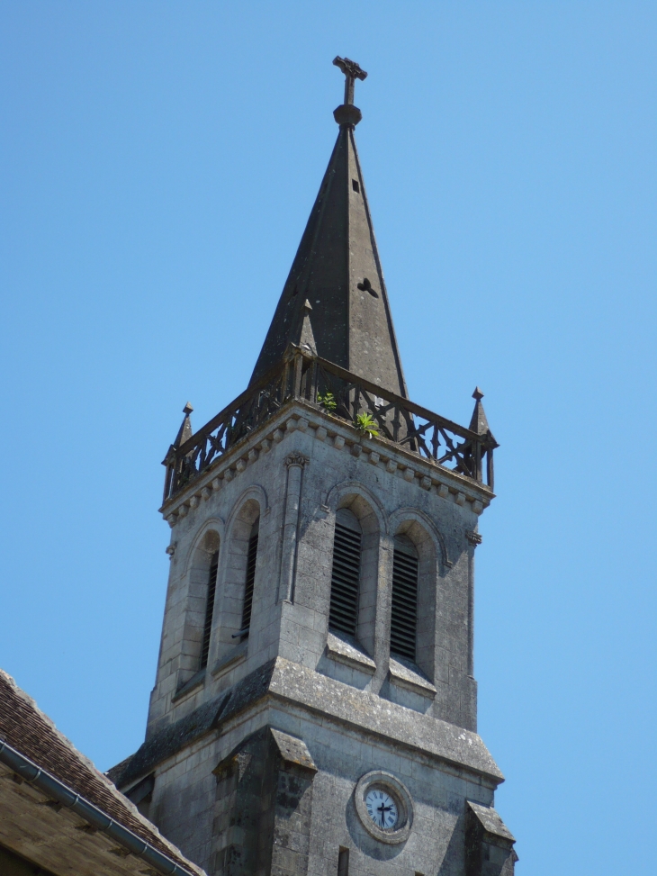 Clocher à flèche de pierre du XIXe siècle, de l'église gothique du XVe siècle. - Magnac-Bourg