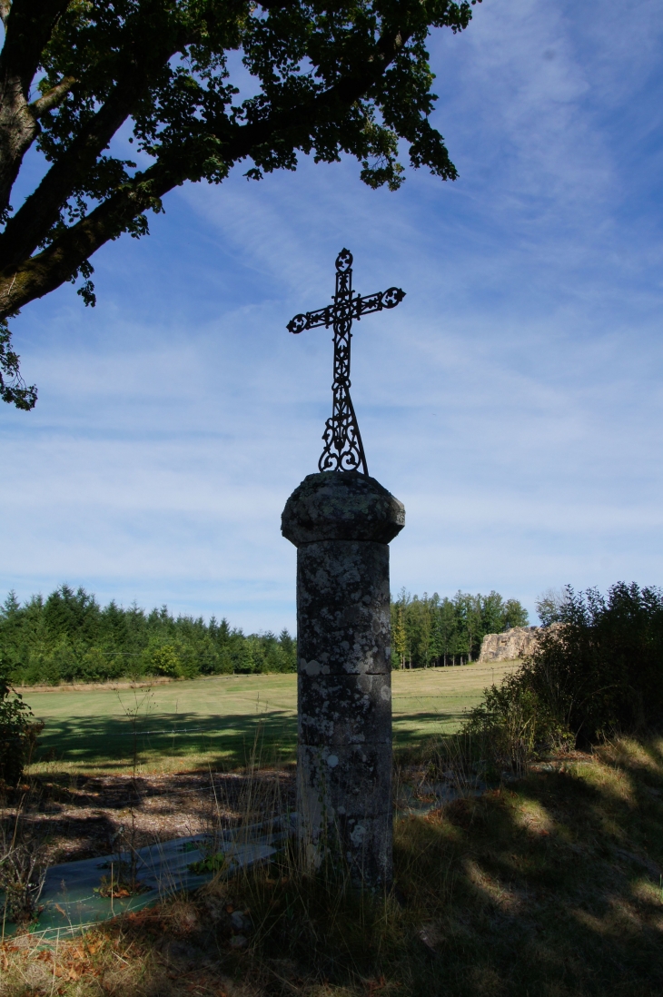 Croix de chemin près du château de Ballerand. - Marval