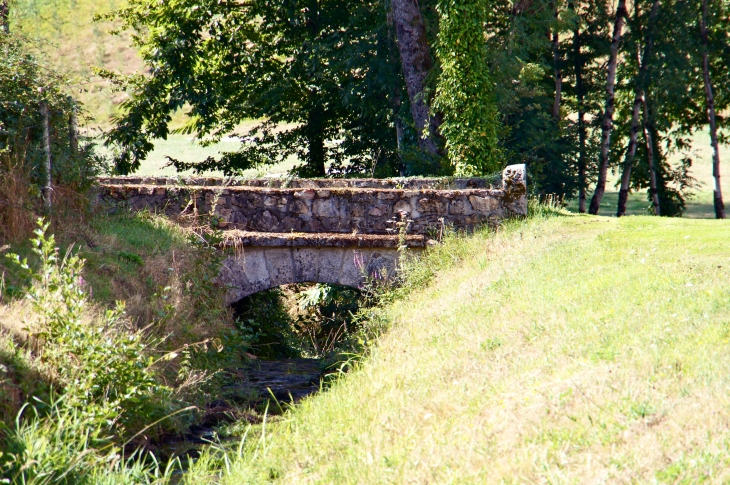 Petit pont ancien sur le Bandiat, près du château de Ballerand. - Marval