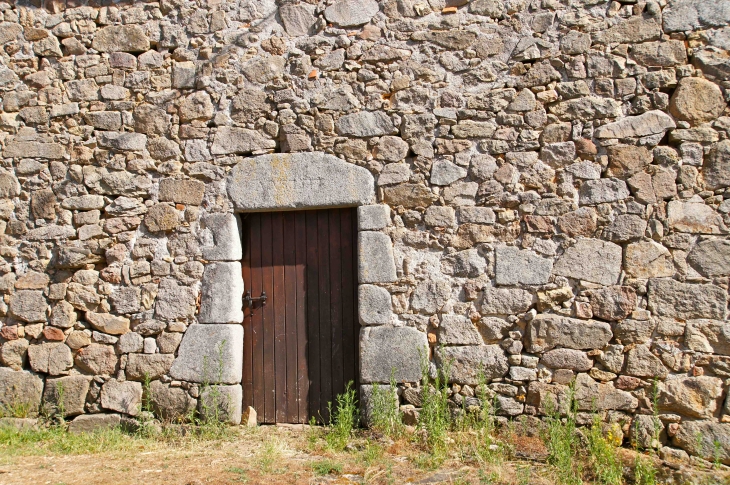 Aux alentours, une grange : belle maçonnerie de pierre avec linteau de granit, gravé. - Marval