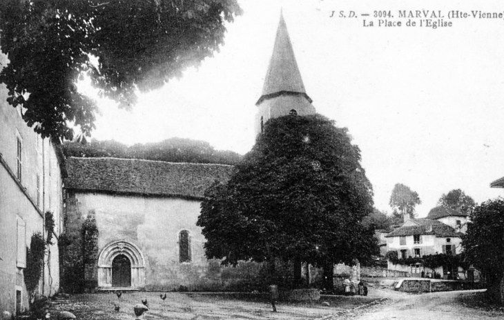 La Place de l'église, vers 1910 (carte postale ancienne). - Marval