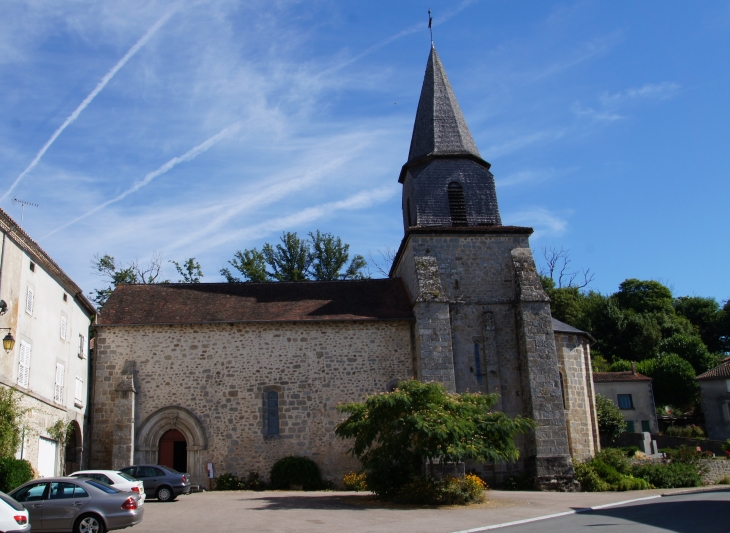 La place de l'église en 2013 (les voitures ont remplacé les volailles, voir carte ancienne de 1910). - Marval