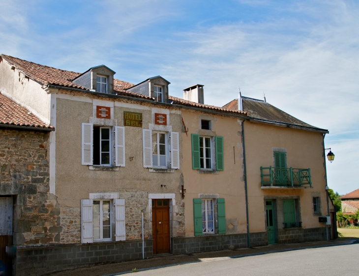 Ancien hôtel. - Marval