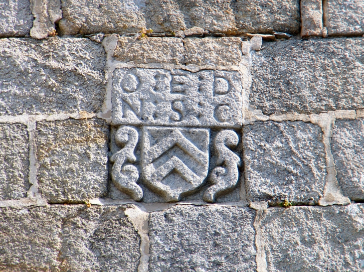 Blason gravé dans le mur de l'église Saint-Amand. - Marval