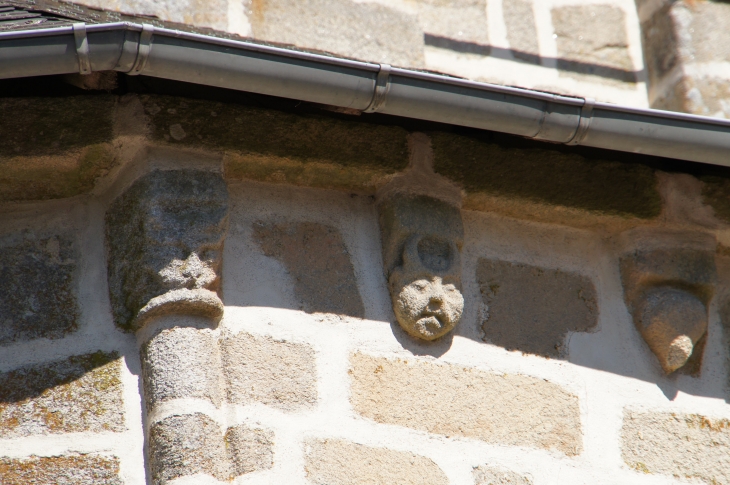 Modillons de l'église Saint-Amand. - Marval