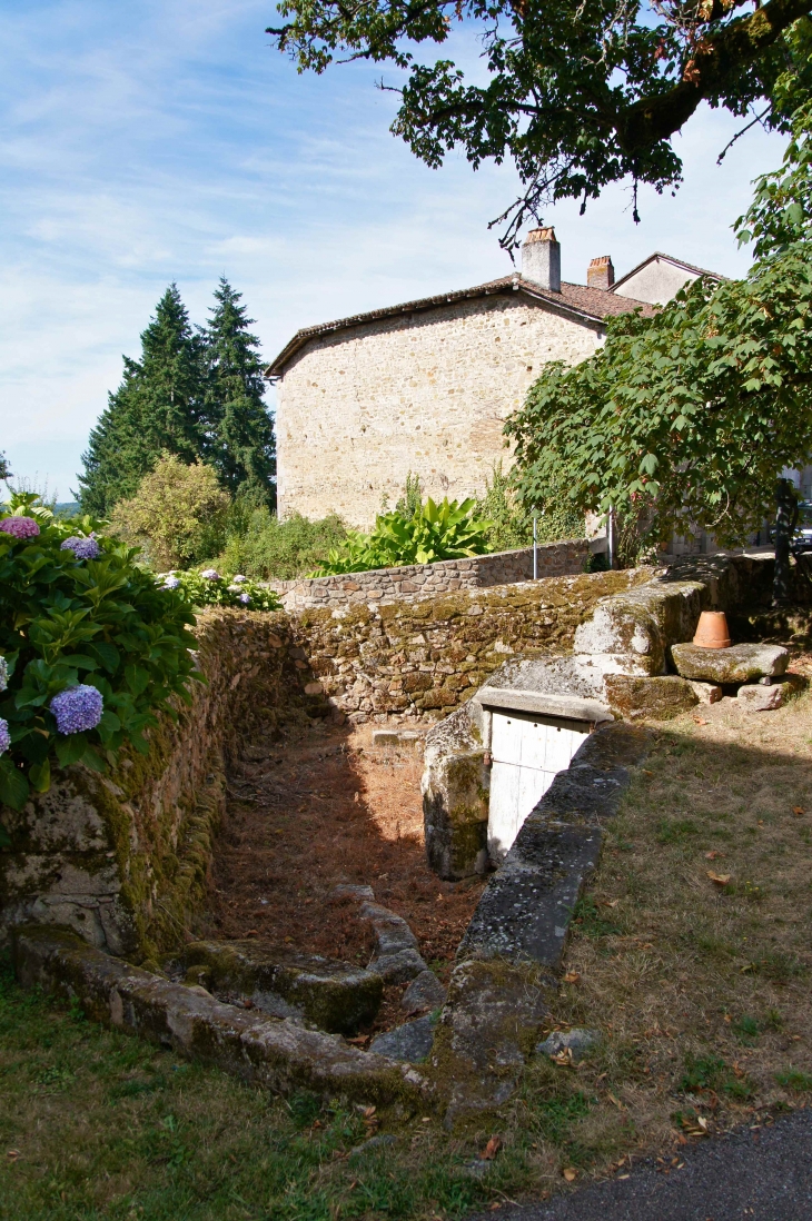 Ancienne fontaine. Dommage elle n'a plus d'eau. - Marval