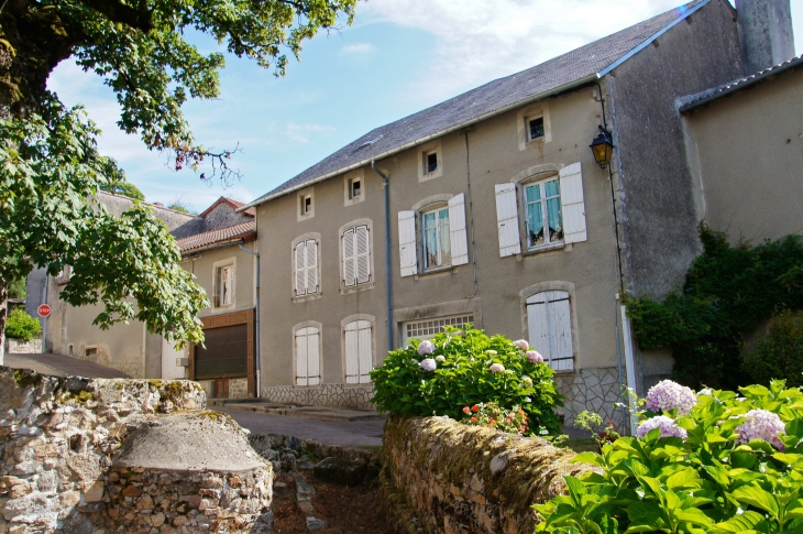 Maisons du village, depuis la fontaine. - Marval