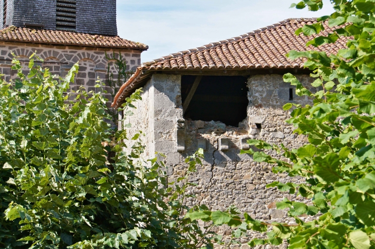 Près de l'église de Saint Amand. - Marval