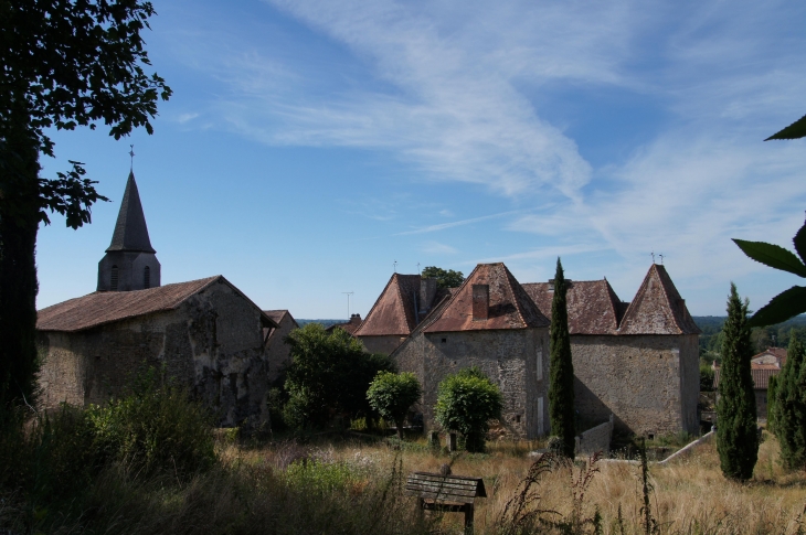 Vue sur le château et l'église de Saint-Amand. - Marval