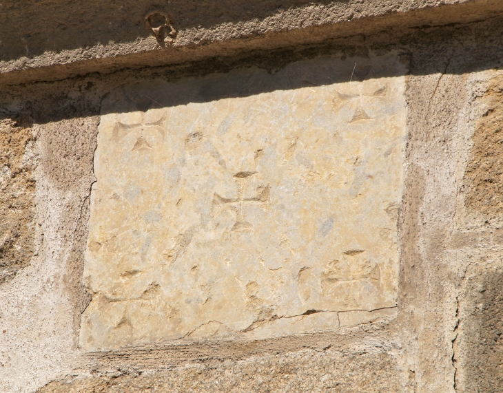 Détail : pierre gravée - eglise de Saint-Amand. - Marval