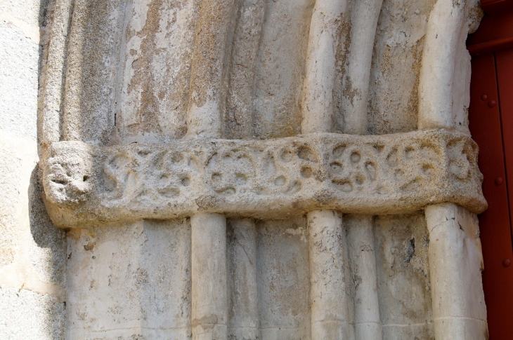 Détail : portail de l'église de Saint-Amand. - Marval