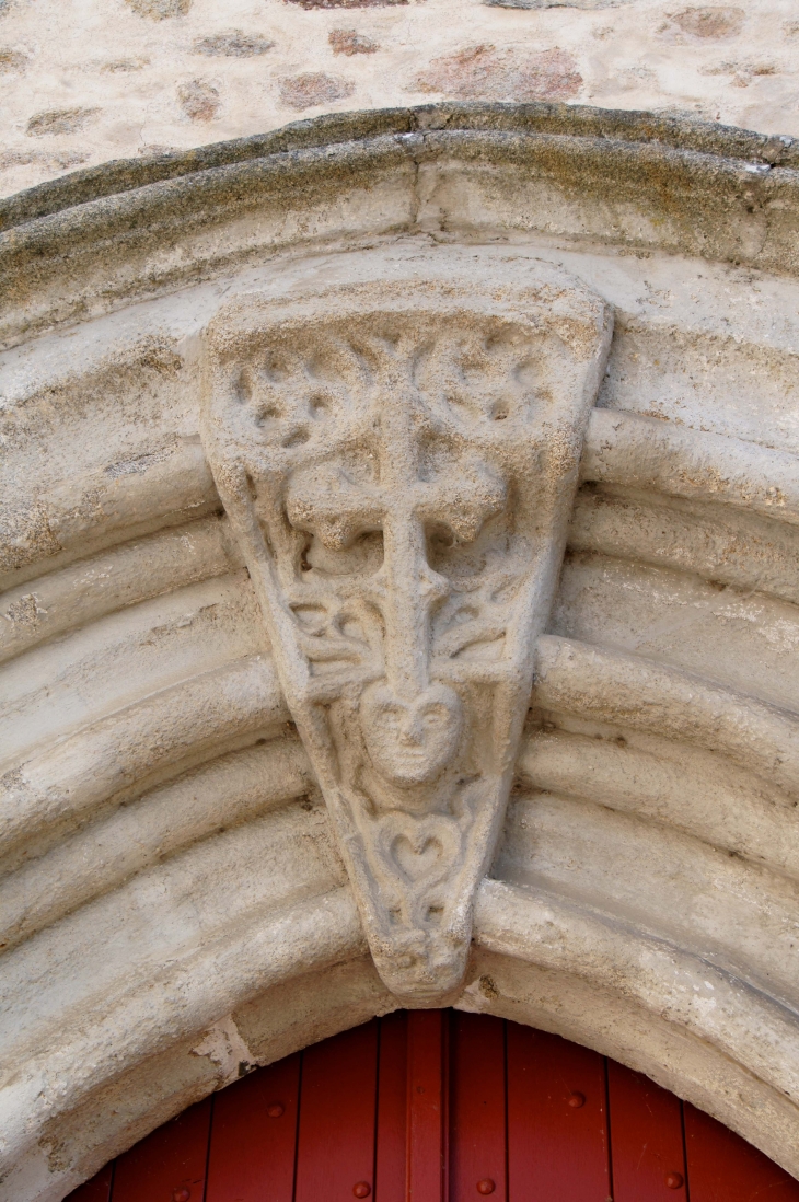 Détail : portail de l'église de Saint-Amand. - Marval