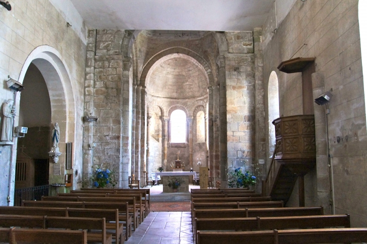 La nef vers le choeur. Eglise de Saint-Amand. - Marval